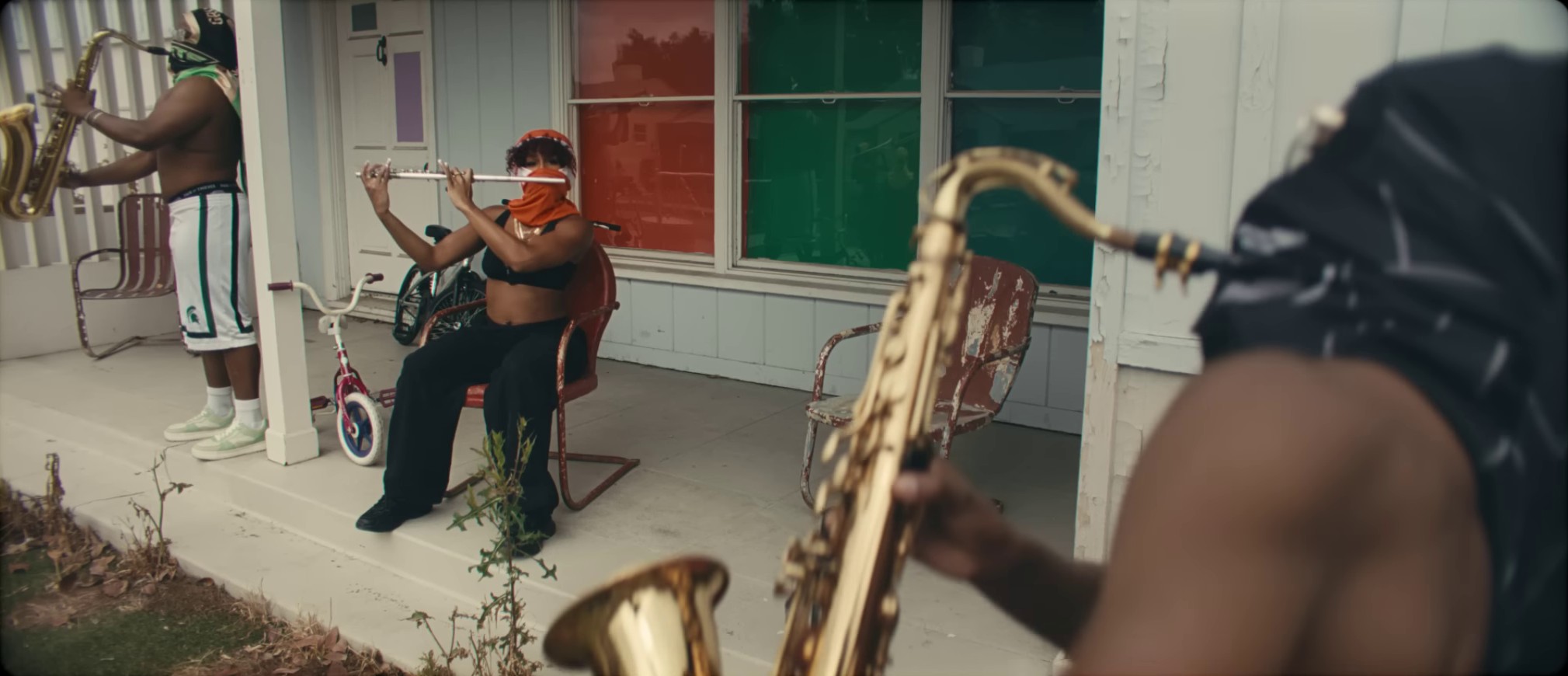 Gorilla  (2023) —  shot,  lighting