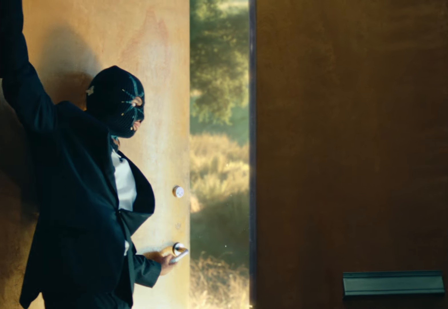 Formalize me (2024) —  shot,  lighting