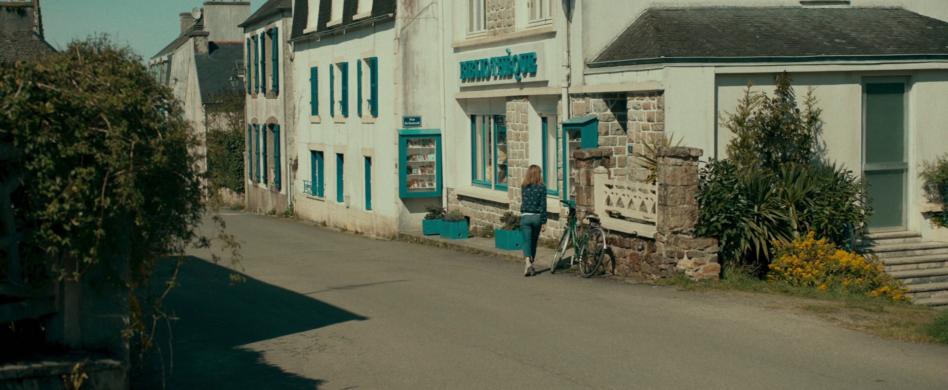 The Mystery of Henri Pick (2019) —  shot,  lighting