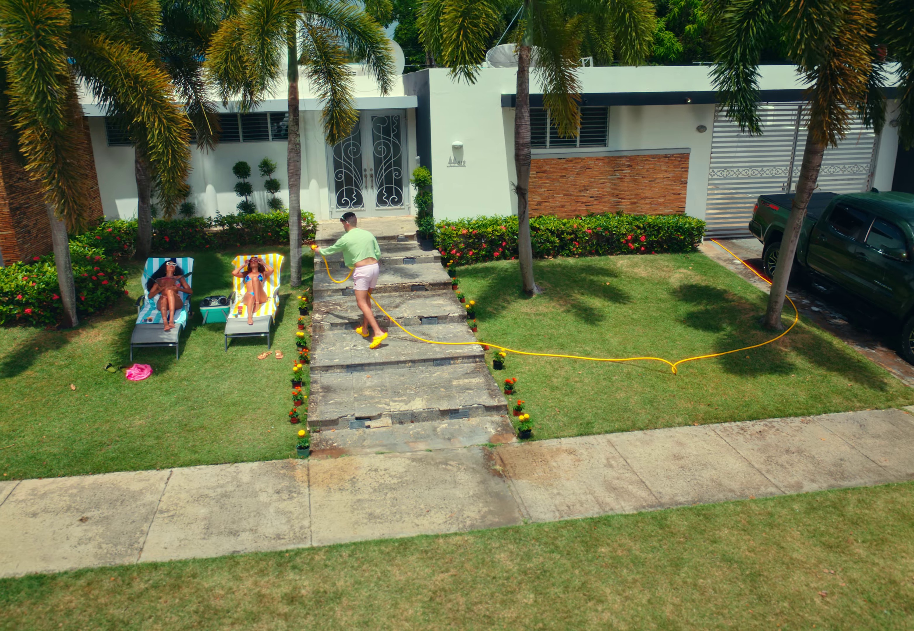 Me Porto Bonito (2022) —  shot,  lighting