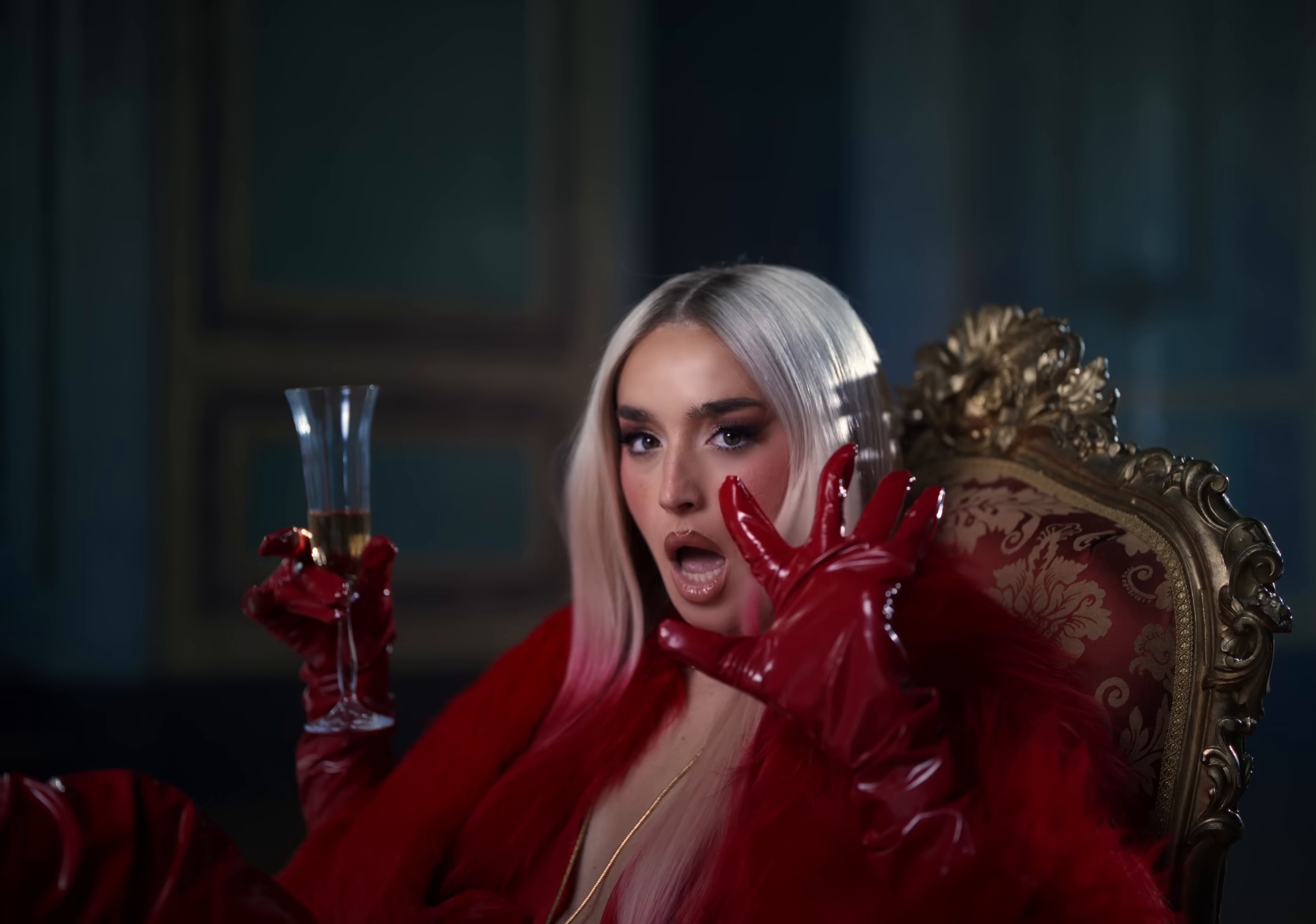 LA REINA (REMIX) (2025) —  shot,  lighting