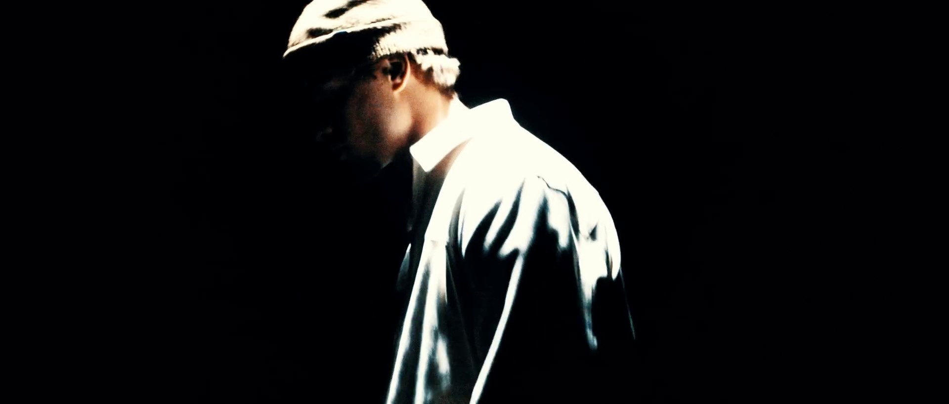 Efferalgan (2022) —  shot,  lighting