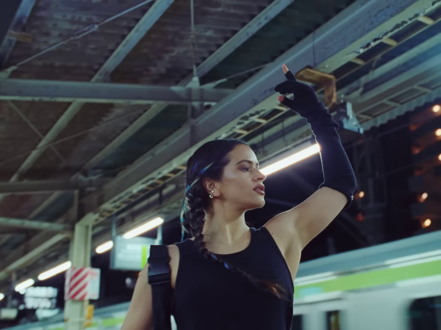 Tuya (2023) —  shot,  lighting