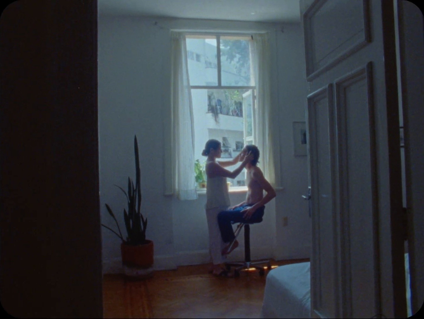 Nadie Me Corta el Pelo Como Tú (2025) —  shot,  lighting