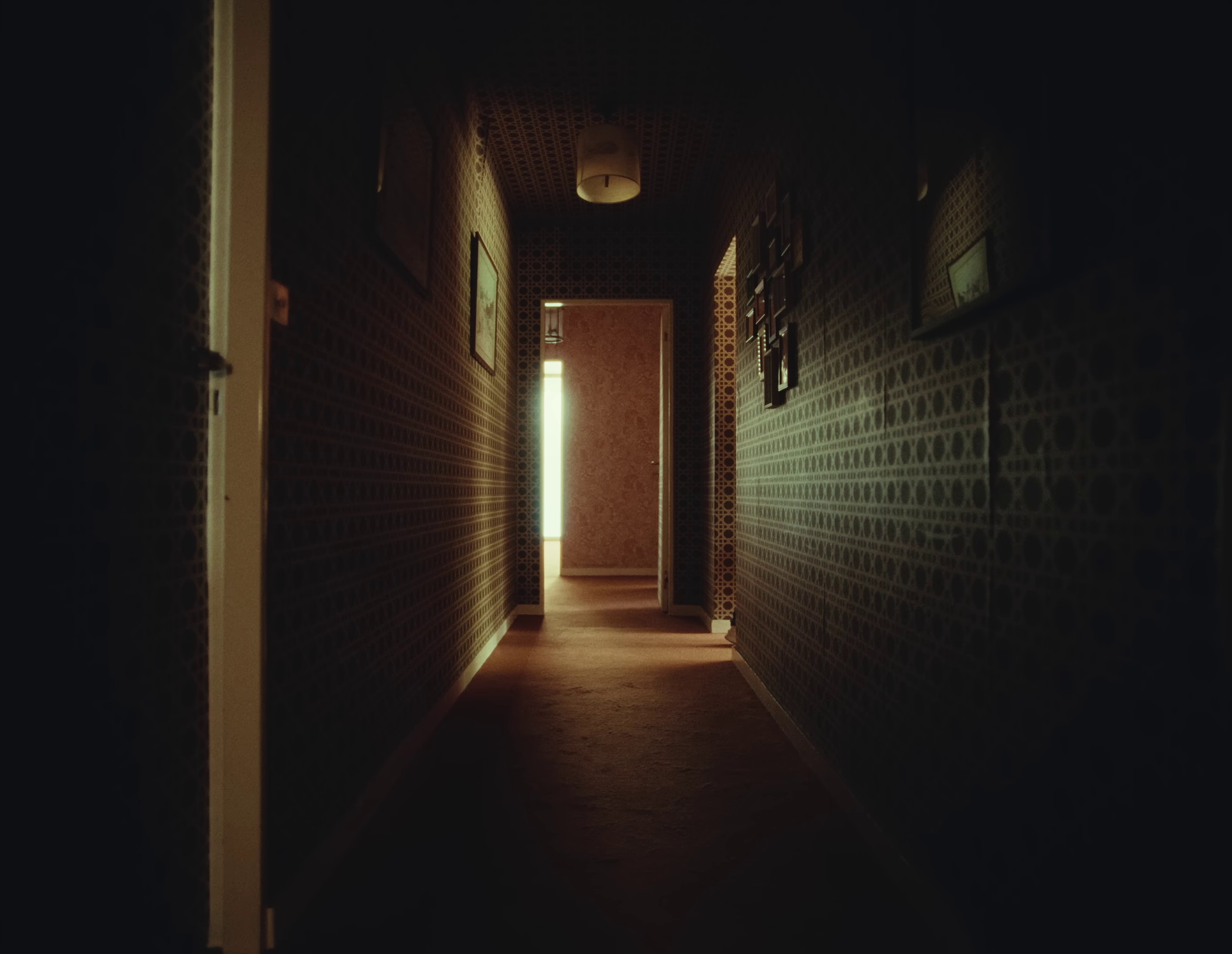 Je reste là (2023) —  shot,  lighting