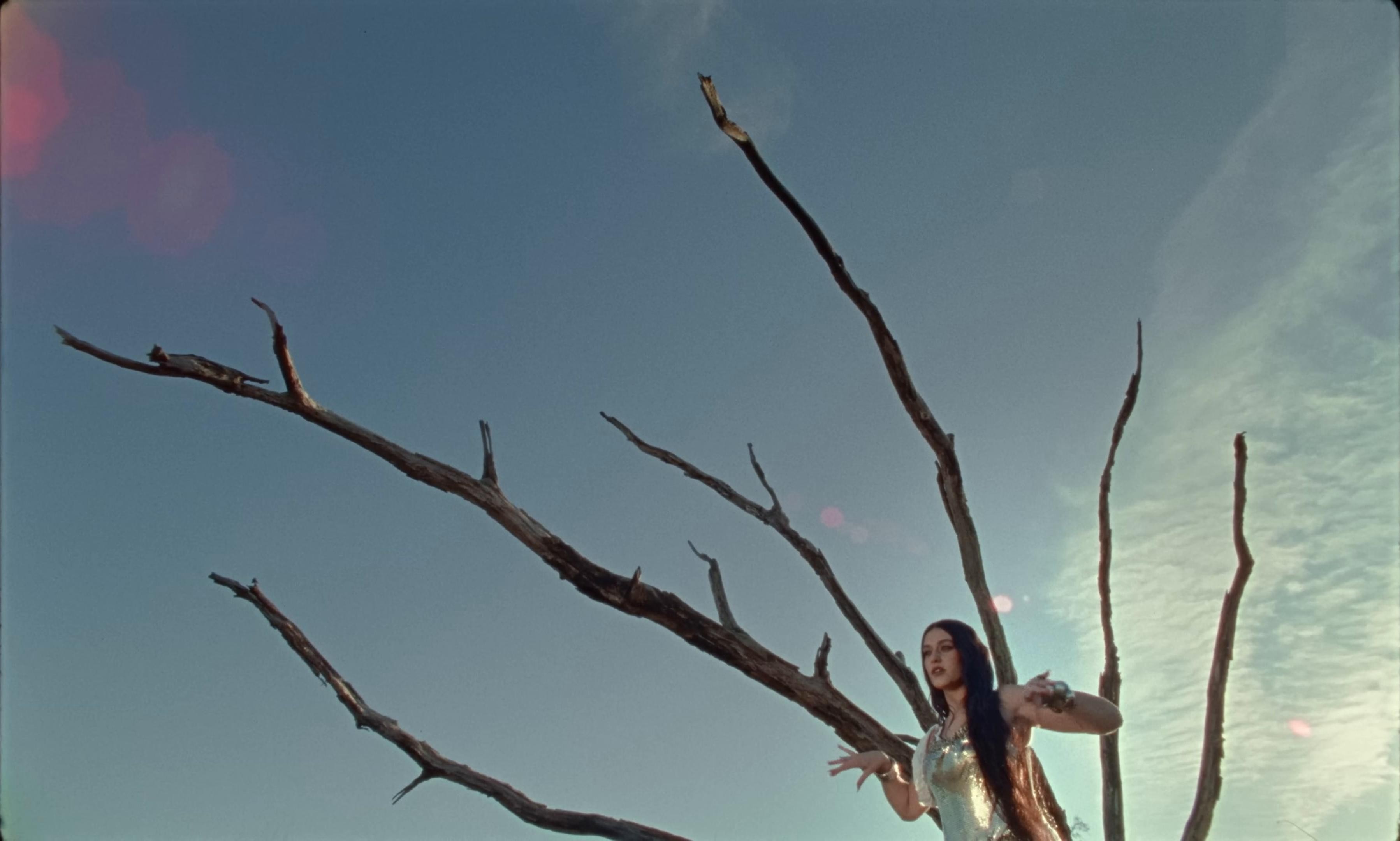 CHIAMO IO CHIAMI TU (2025) —  shot,  lighting