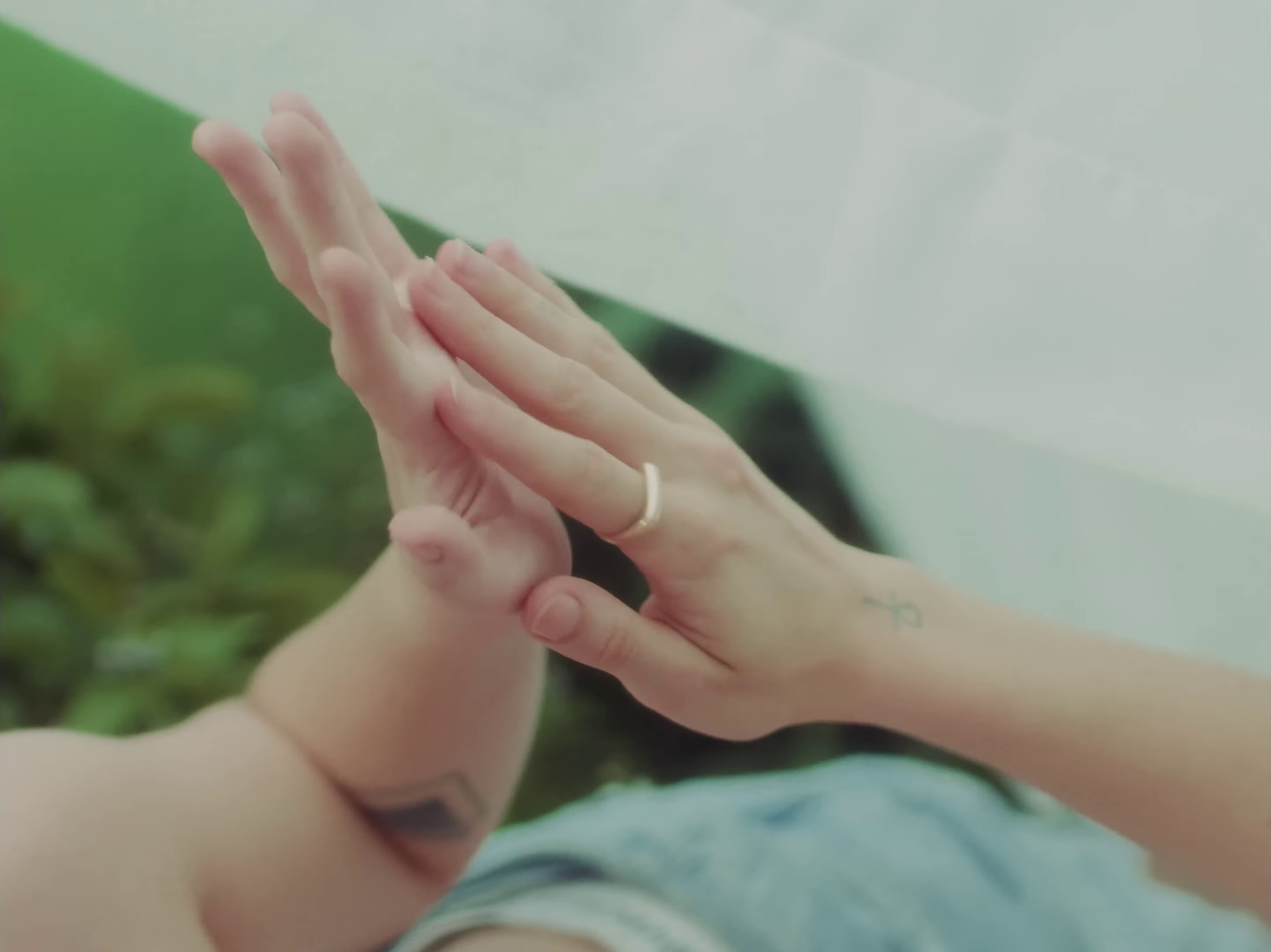 Menta com chá (2023) —  shot,  lighting