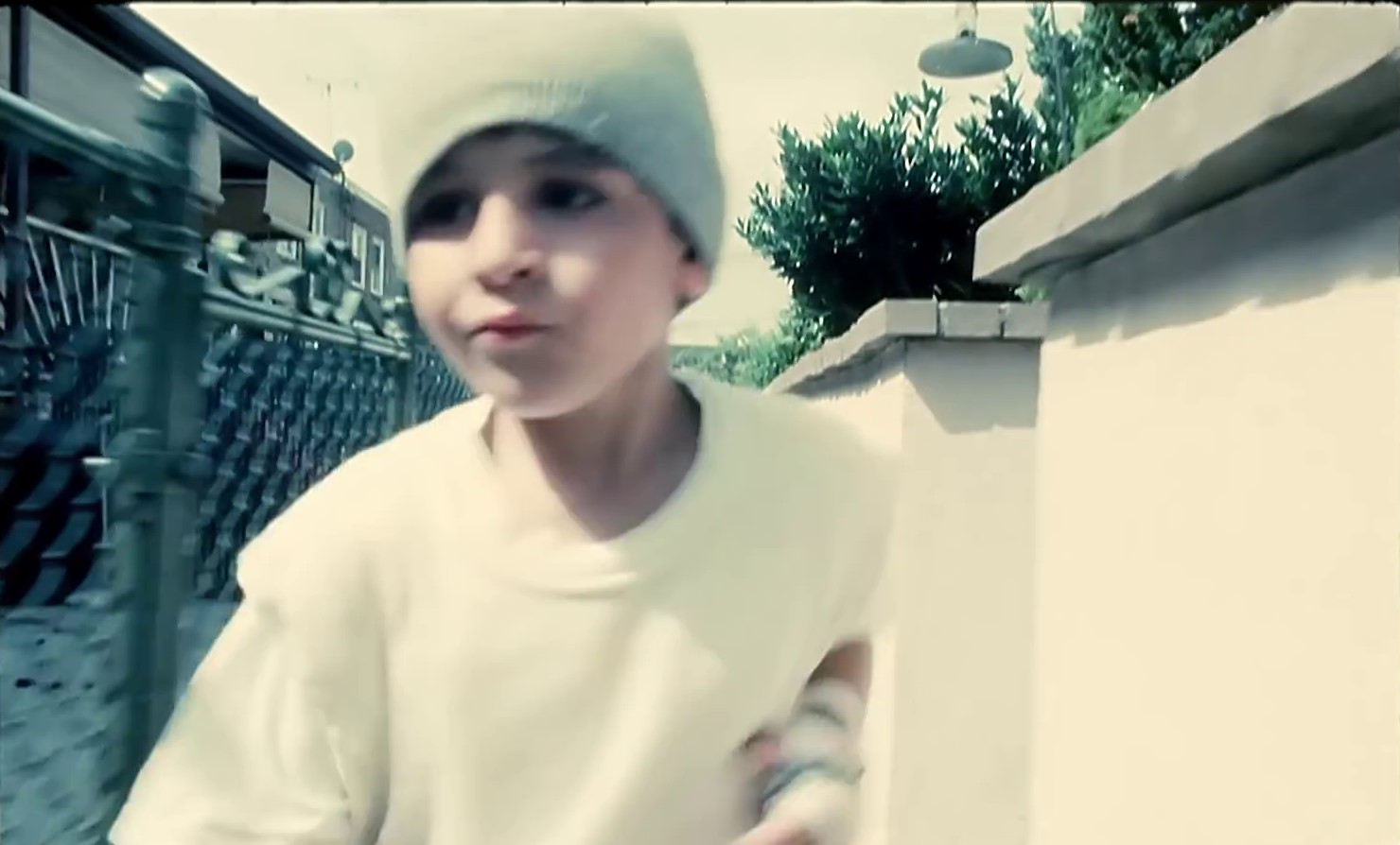 Doesn't Remind Me (2009) —  shot,  lighting