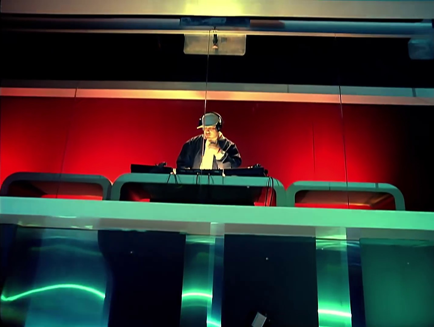 Pon de Replay (2005) —  shot,  lighting