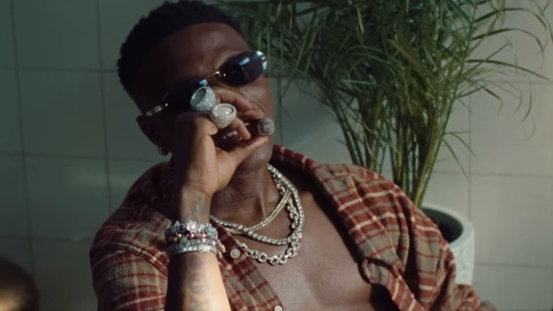 DYNAMITE  (2025) —  shot,  lighting