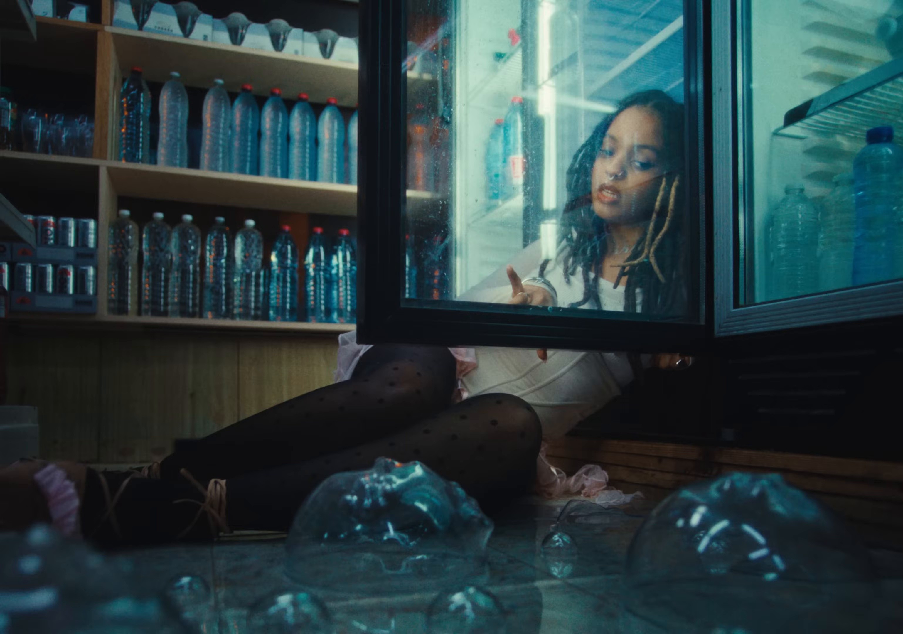 Plastique (2024) —  shot,  lighting