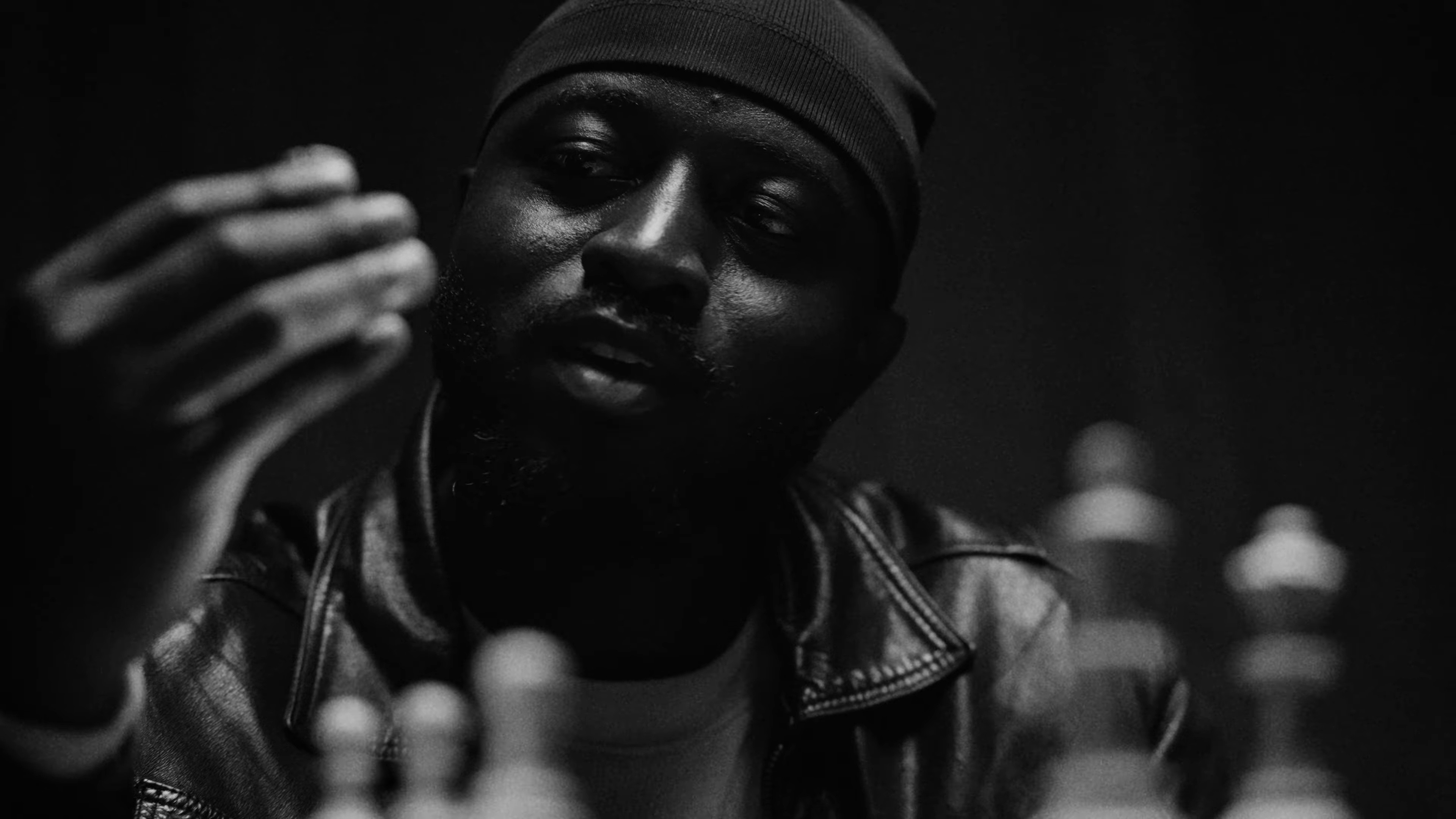 UNE GRENADE OU UN FRUIT ? (2025) —  shot,  lighting