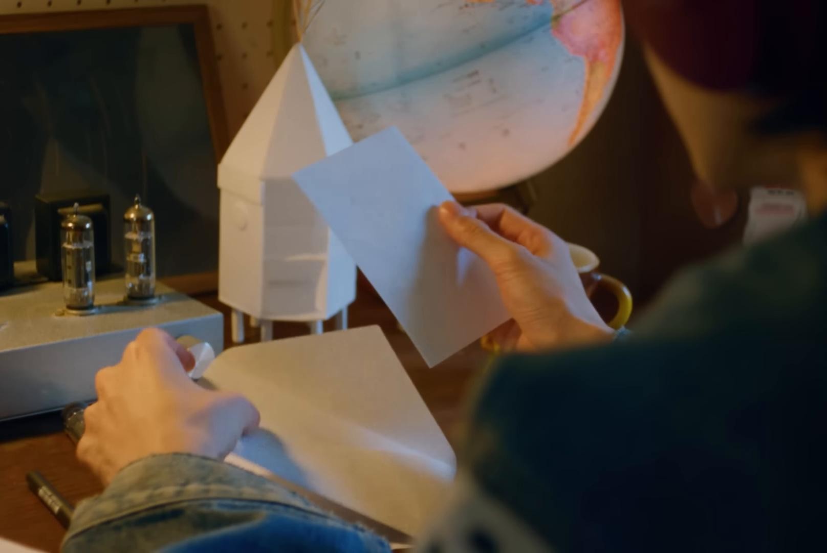 文通 (Buntsu) (2025) —  shot,  lighting