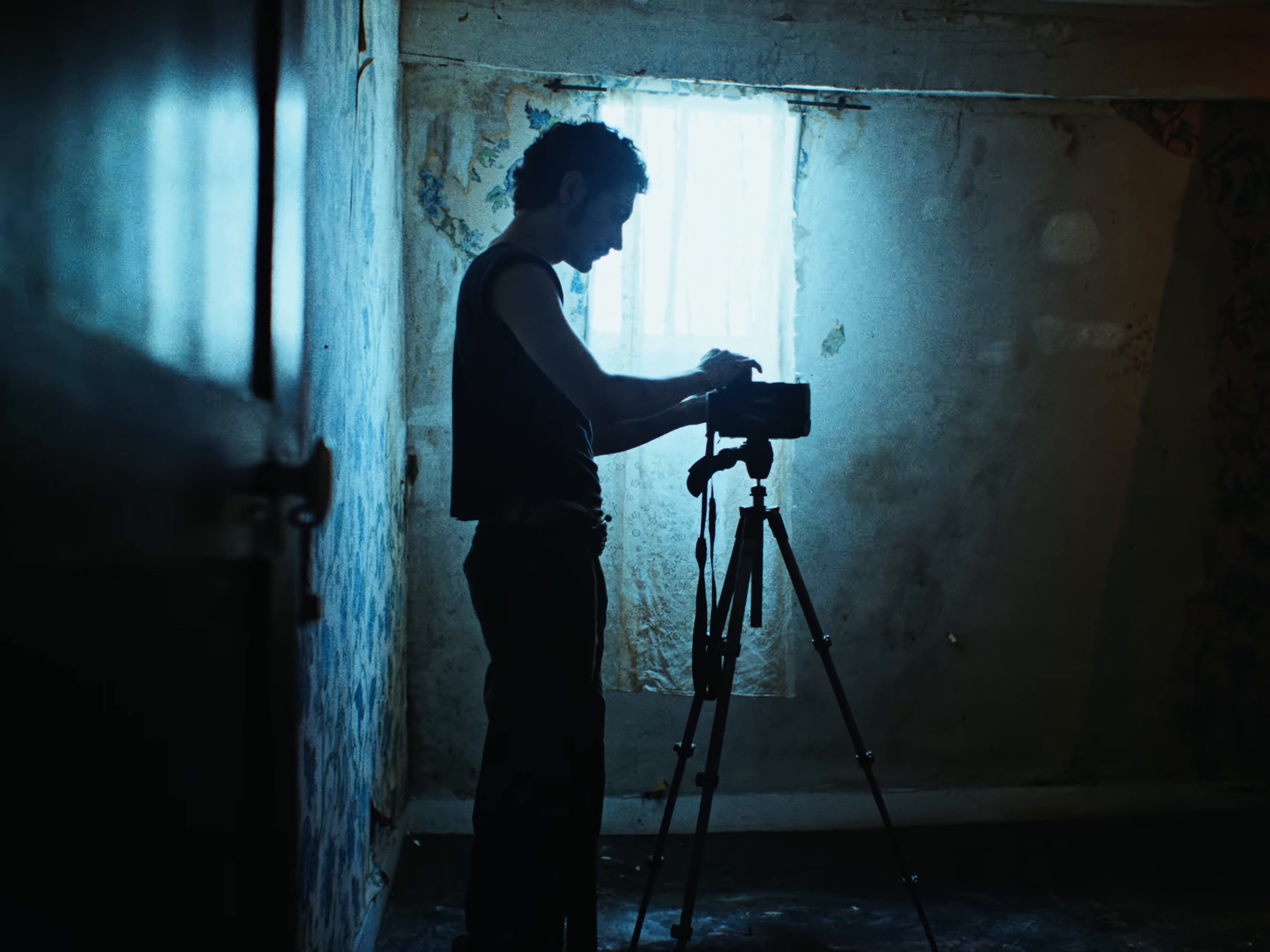 Spirit are you here ? (2025) —  shot,  lighting