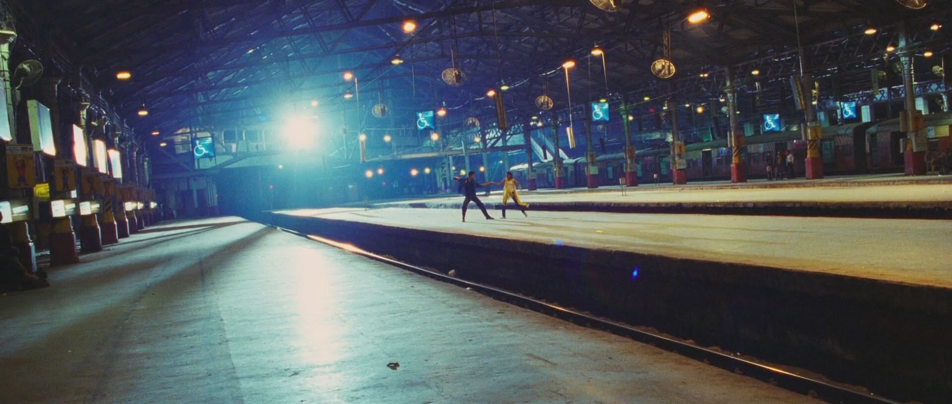 Slumdog Millionaire (2008) —  shot,  lighting