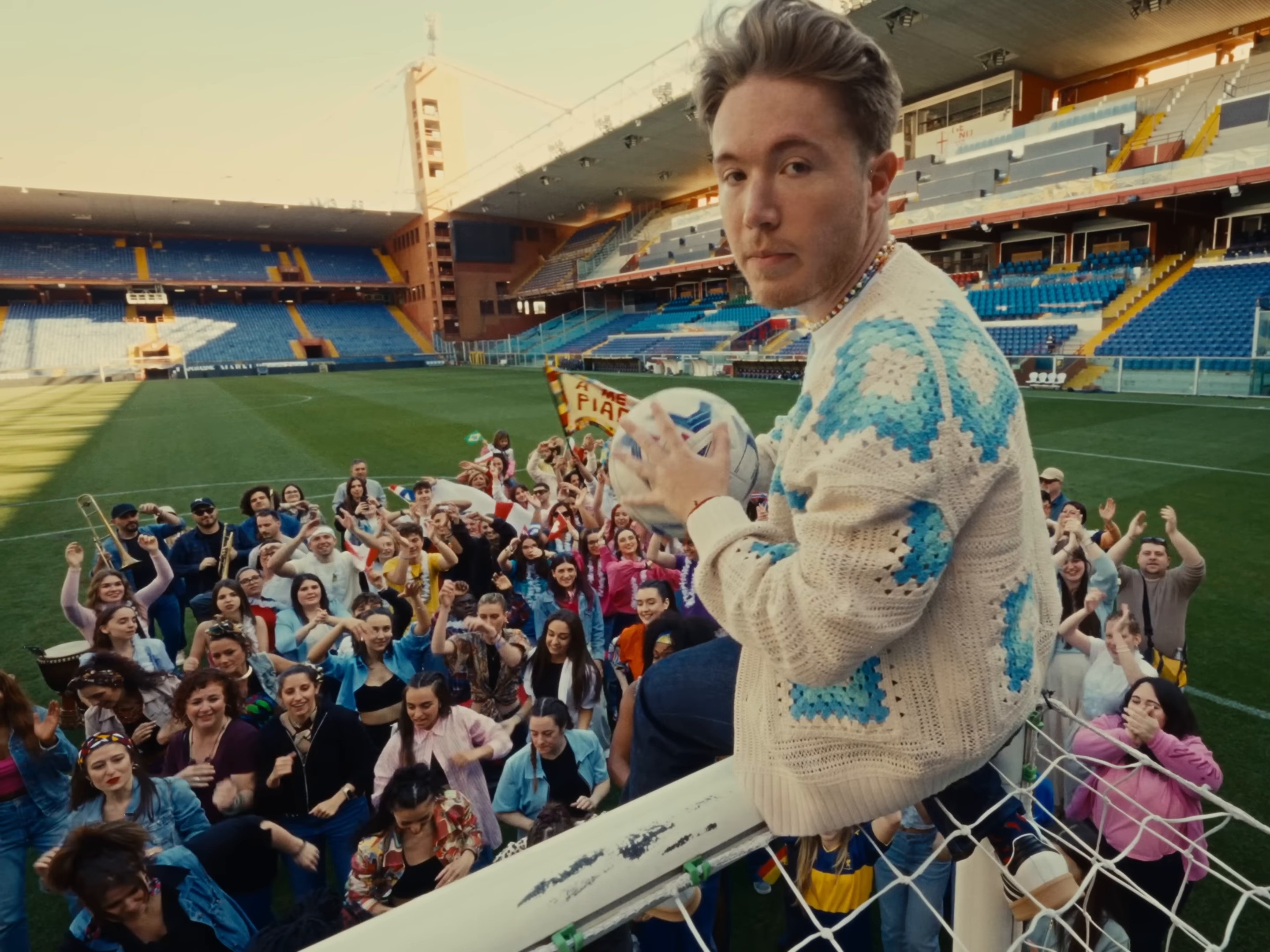 a me mi piace (2025) —  shot,  lighting