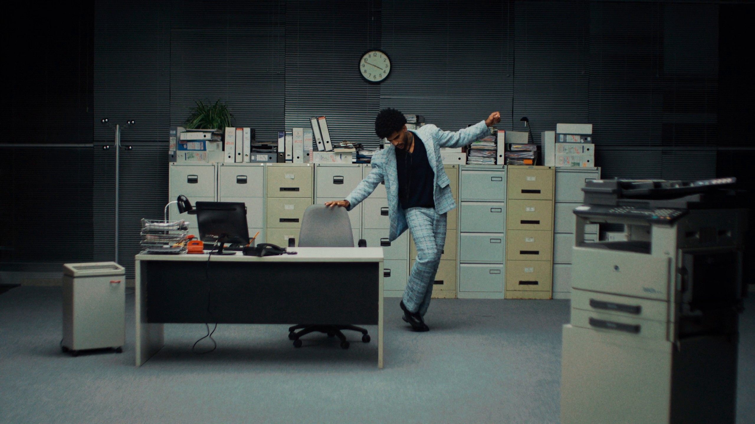 Royal Bliss - Nacimos Tarde (2024) —  shot,  lighting