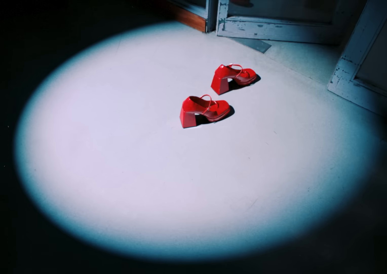 breaking news (2024) —  shot,  lighting