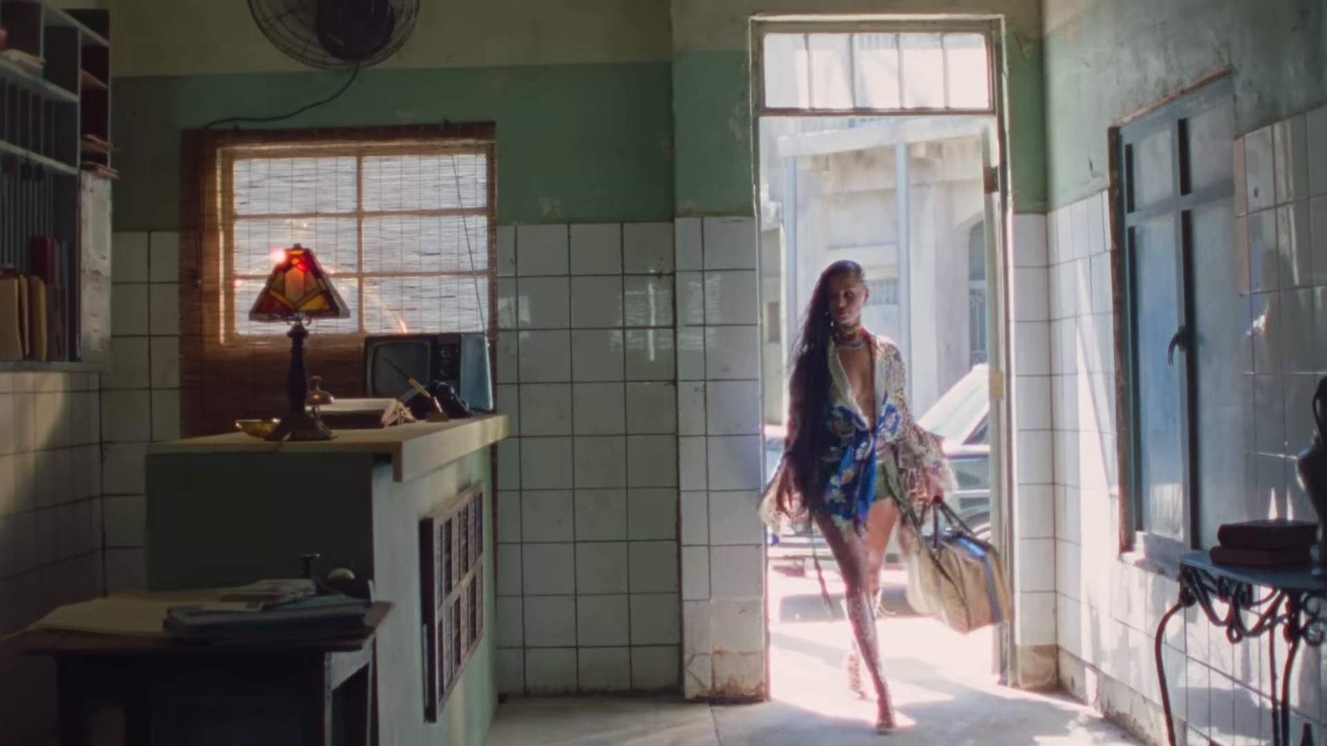 DYNAMITE  (2025) —  shot,  lighting