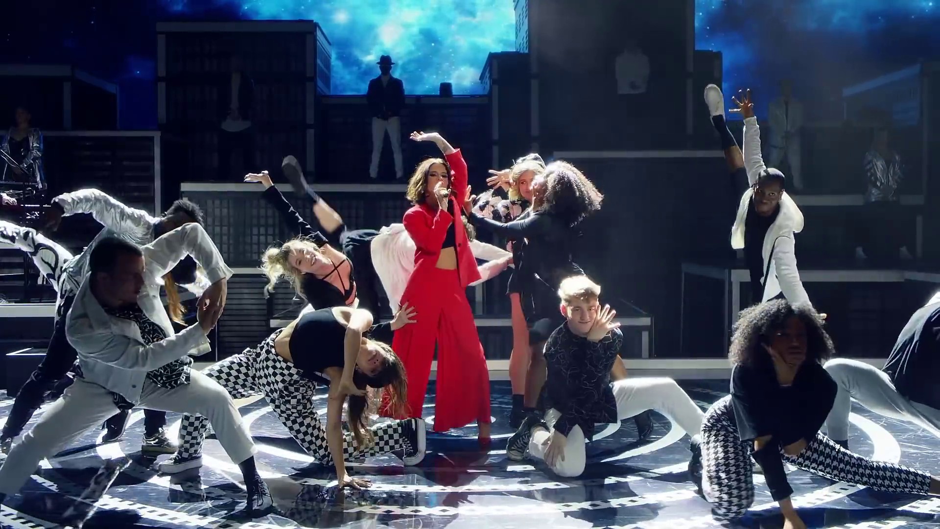 The Middle  (2018) —  shot,  lighting