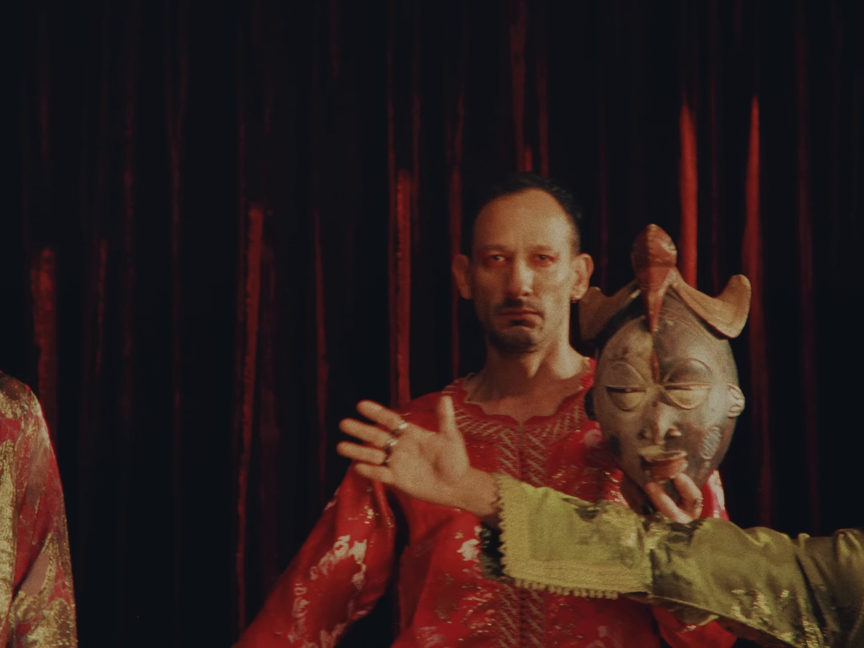 Levítico 20:9 (2024) —  shot,  lighting