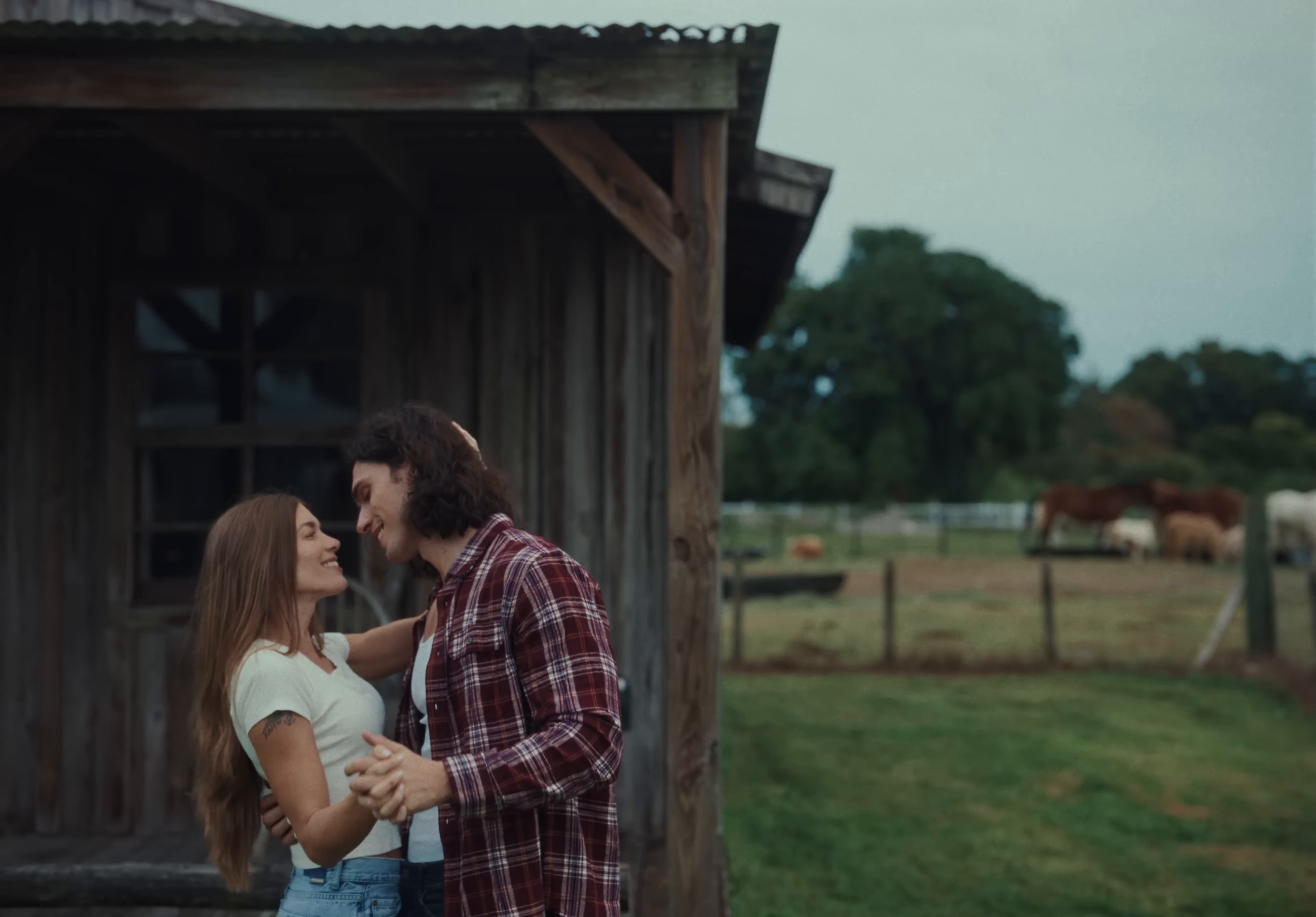 VENGA lo que VENGA (2025) —  shot,  lighting