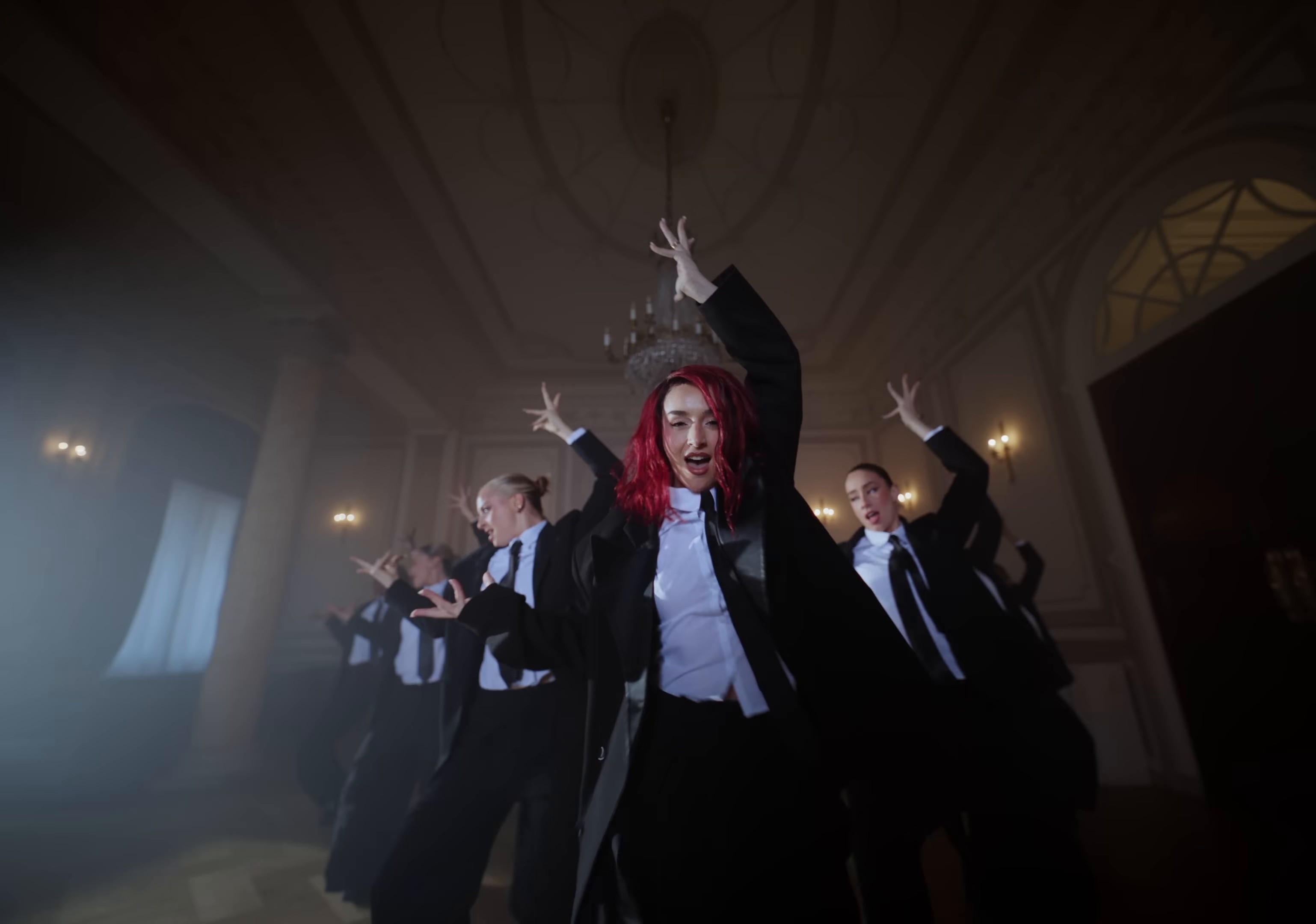 LA REINA (REMIX) (2025) —  shot,  lighting