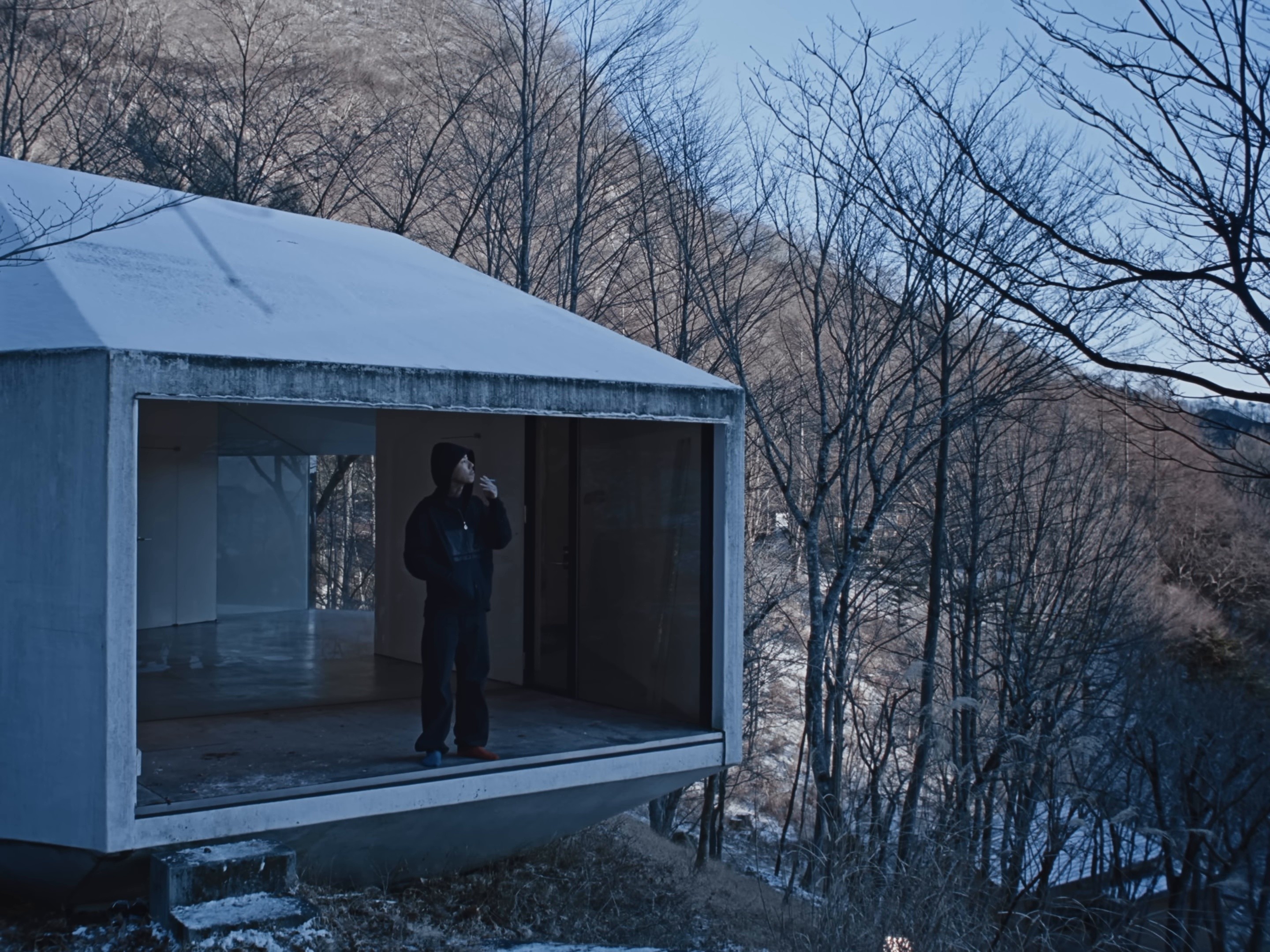 流れる (2025) —  shot,  lighting