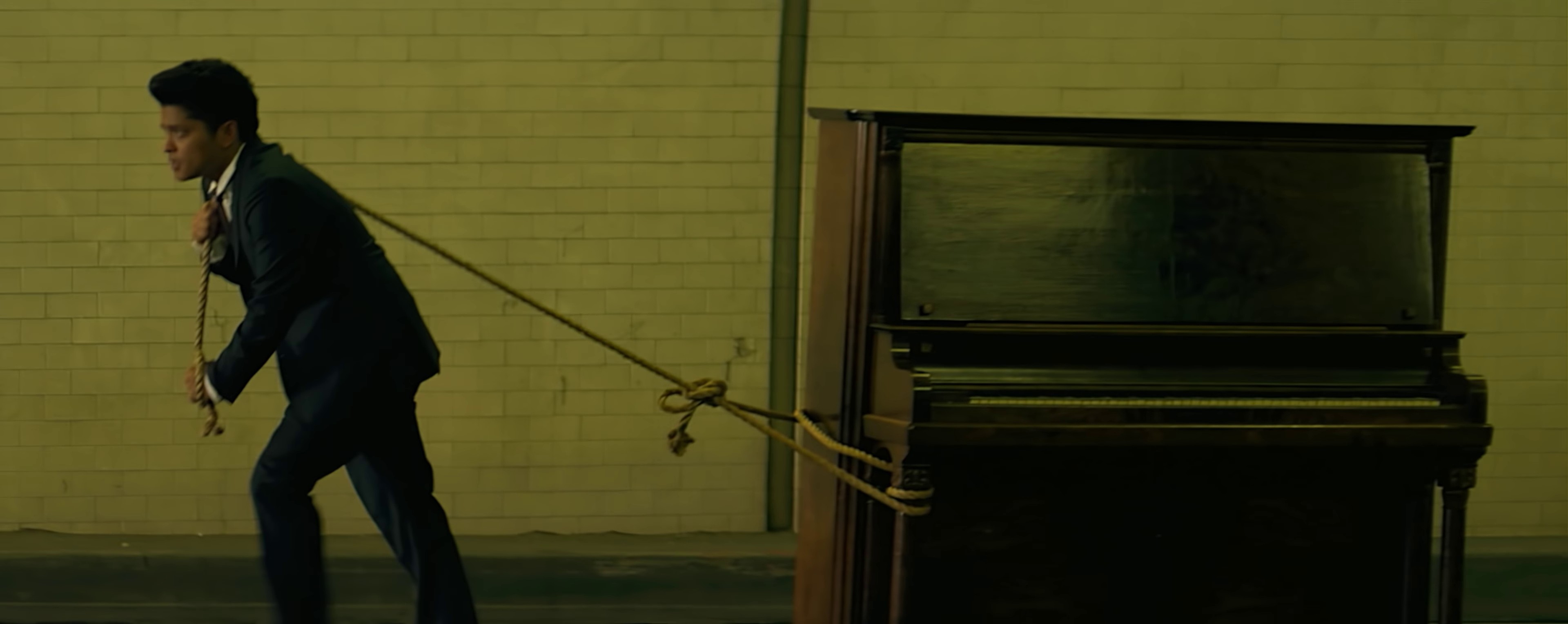 Grenade  (2010) —  shot,  lighting