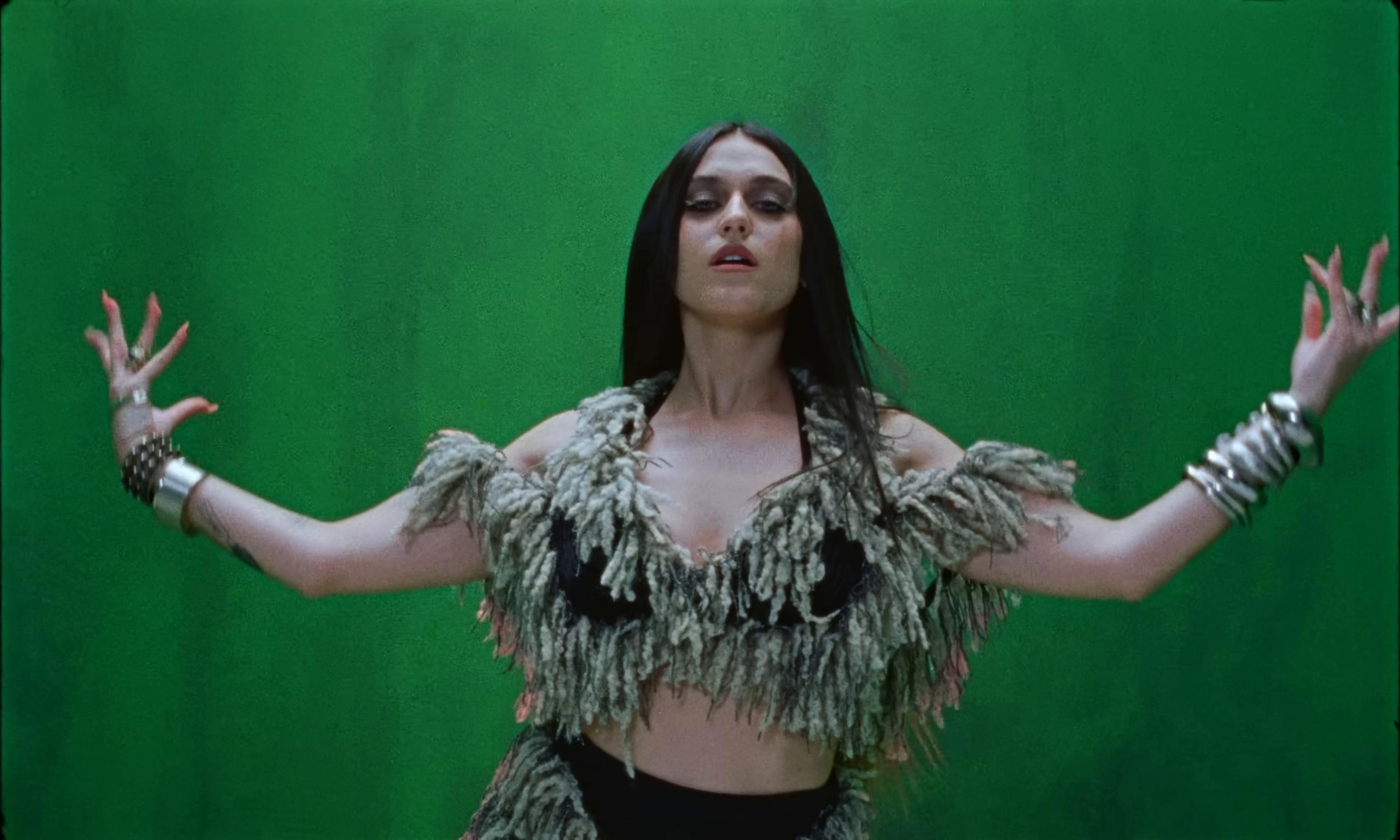 CHIAMO IO CHIAMI TU (2025) —  shot,  lighting