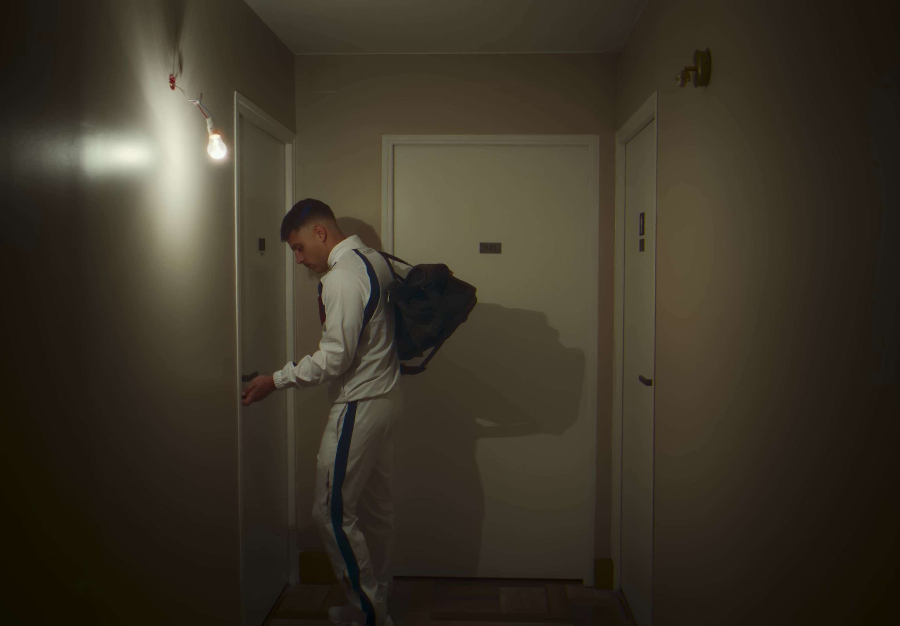 Chambre 140 (2024) —  shot,  lighting