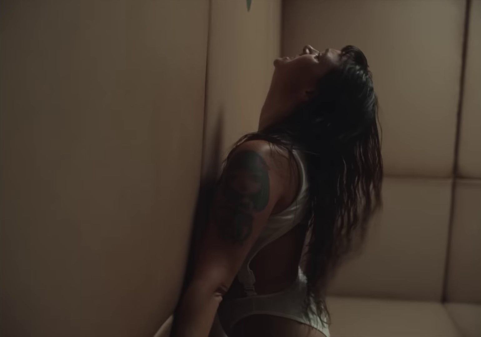 Grapefruit (2022) —  shot,  lighting