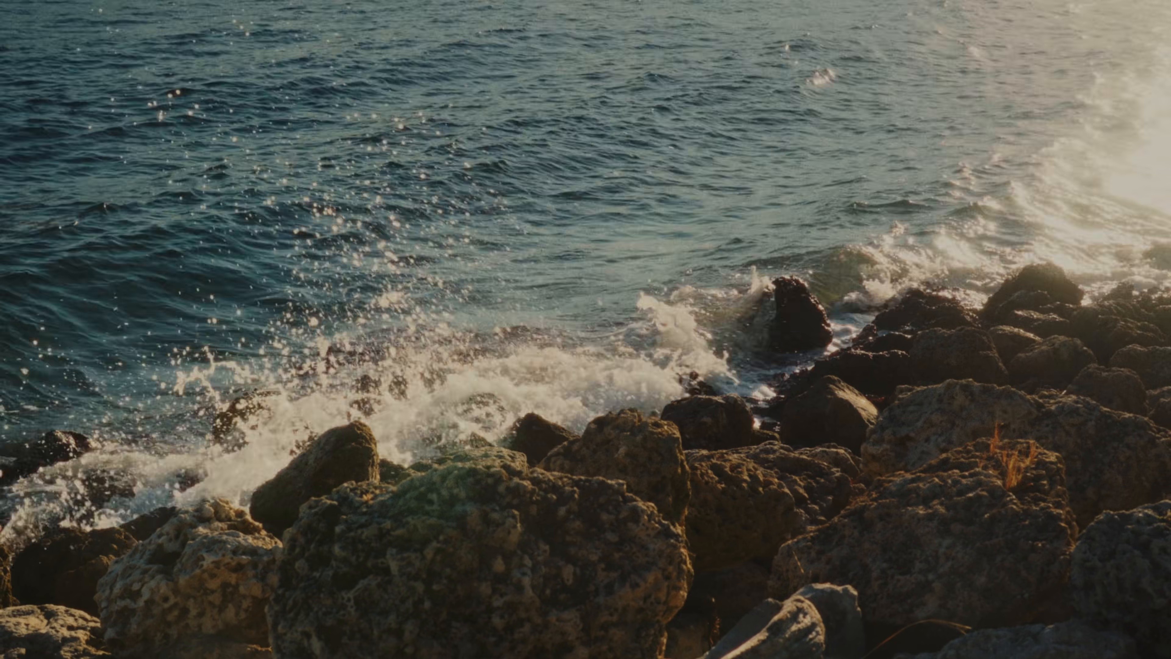 Mía (2025) —  shot,  lighting