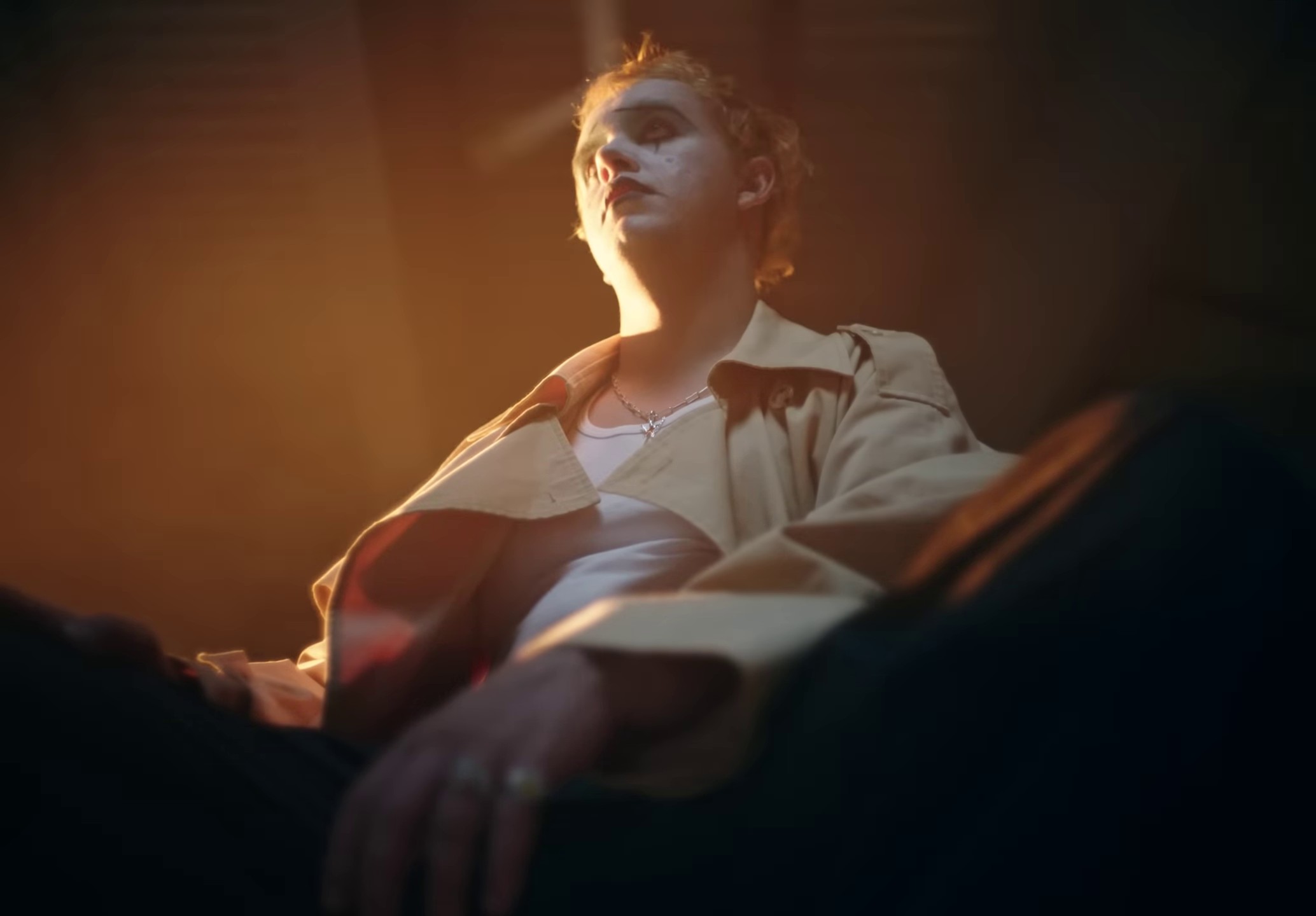 Facile (2023) —  shot,  lighting