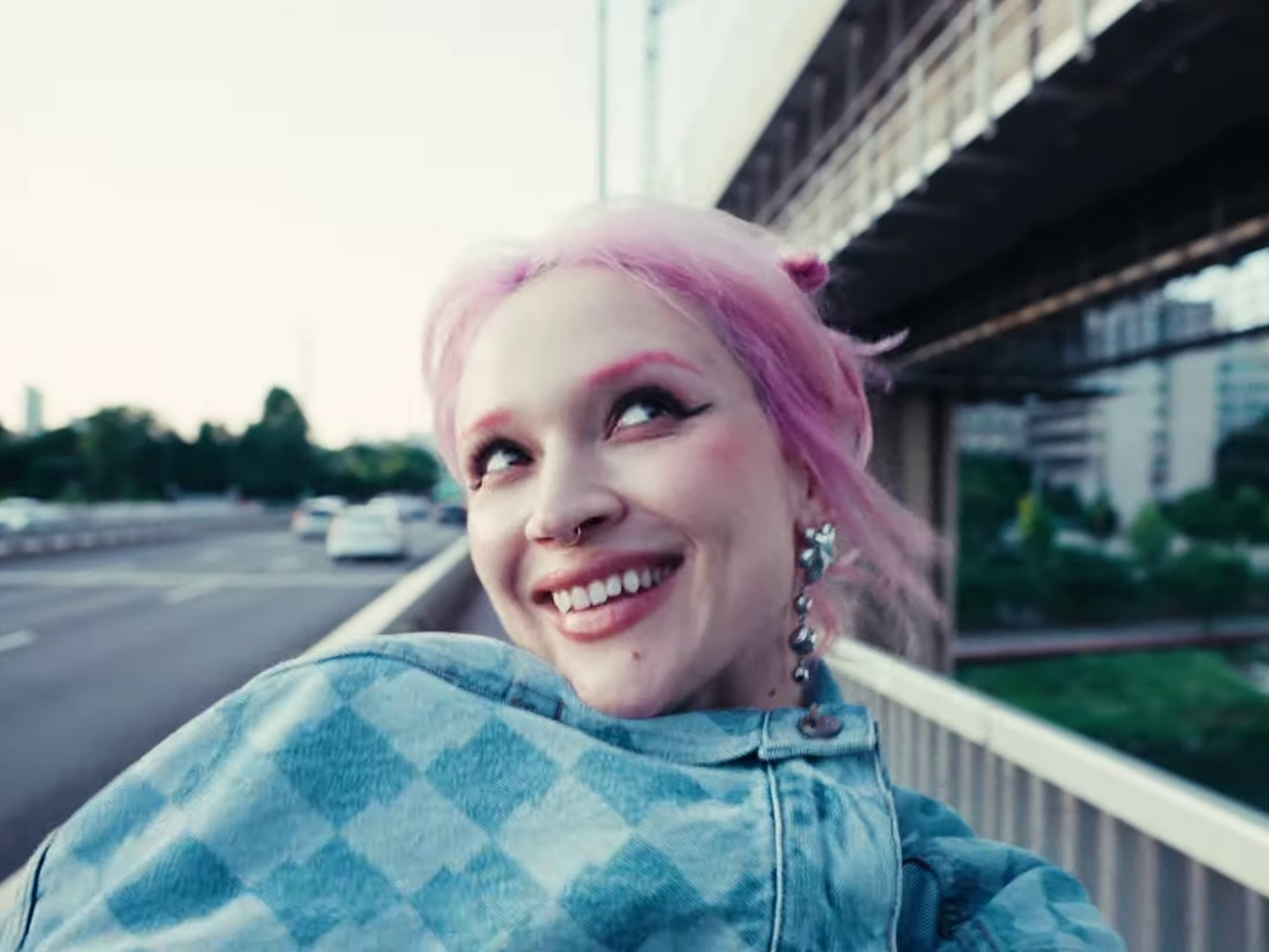 VVVIP  (2023) —  shot,  lighting