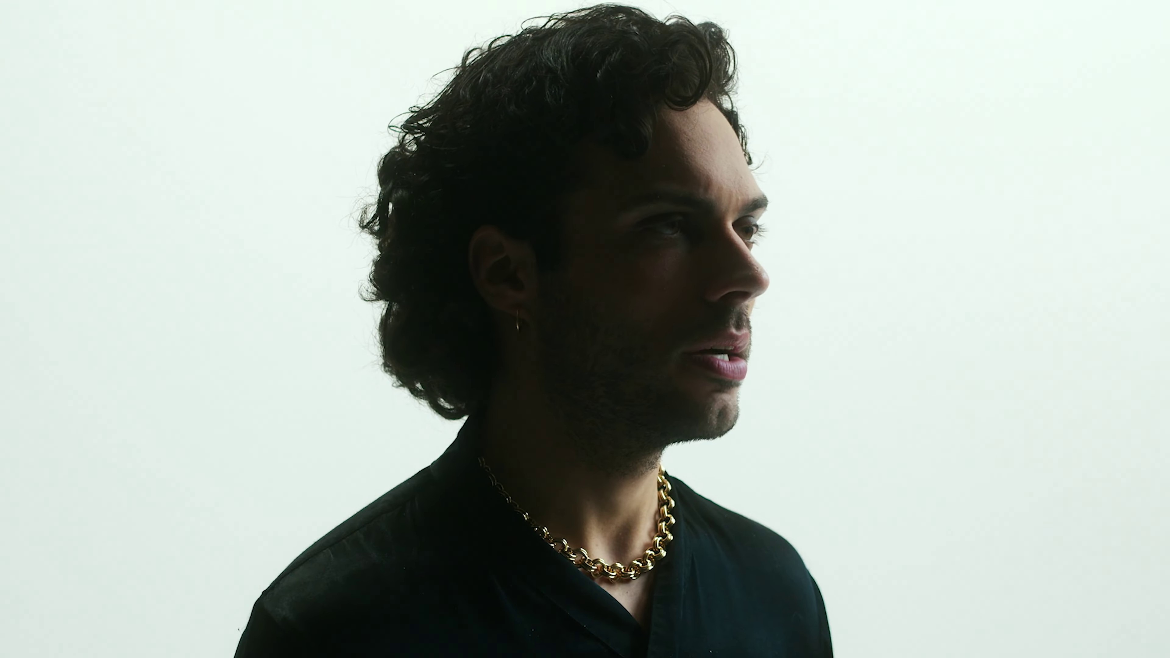 Mira Me  (2022) —  shot,  lighting