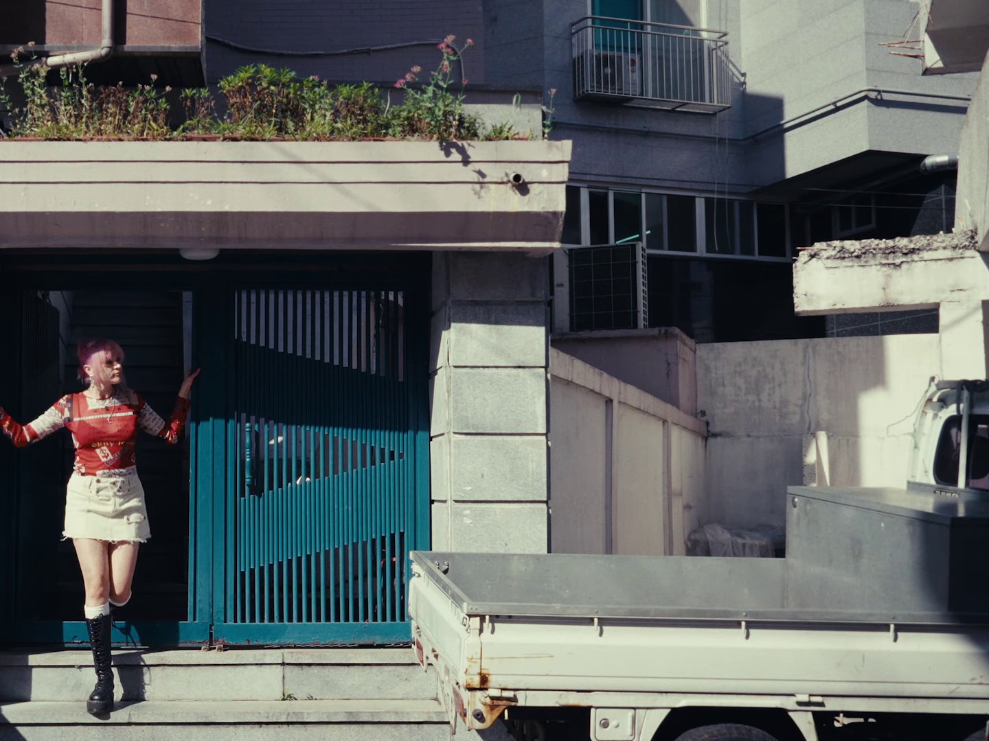 VVVIP  (2023) —  shot,  lighting