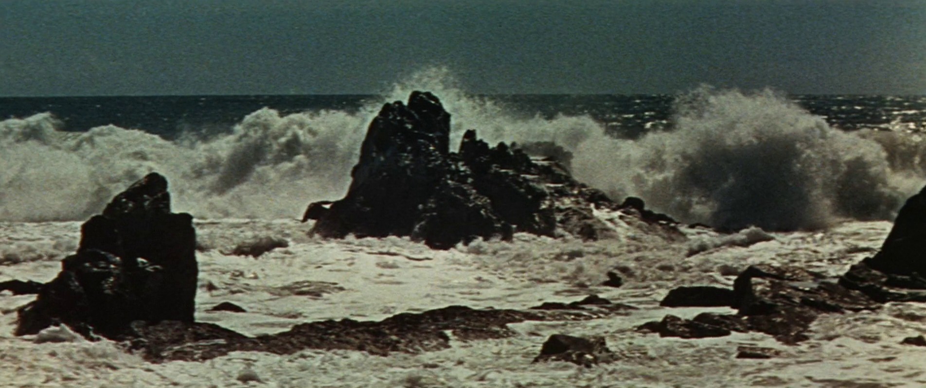 Red Peony Gambler (1968) —  shot,  lighting