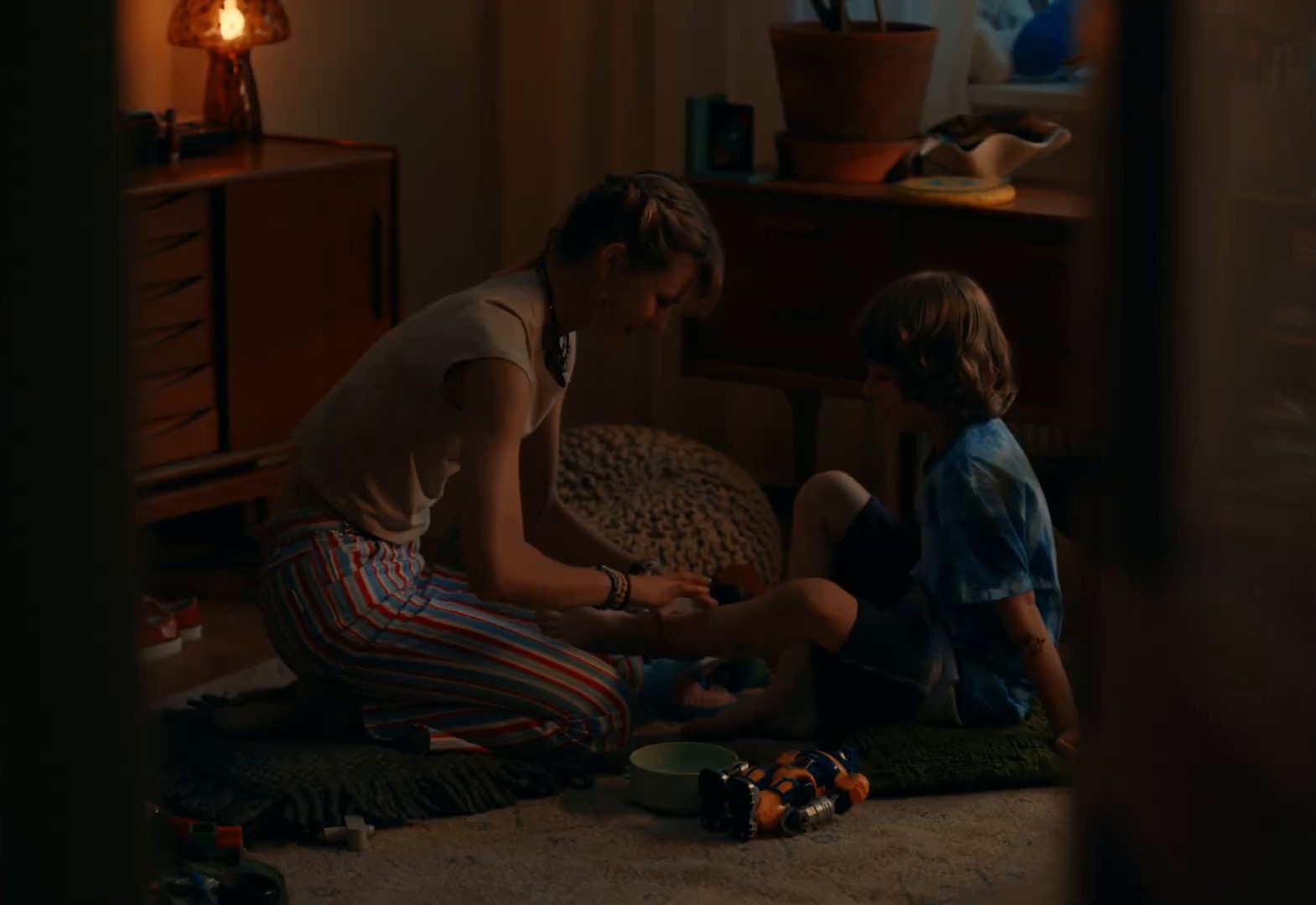 Dom musi mieć przestrzeń dla zrozumienia (2024) —  shot,  lighting