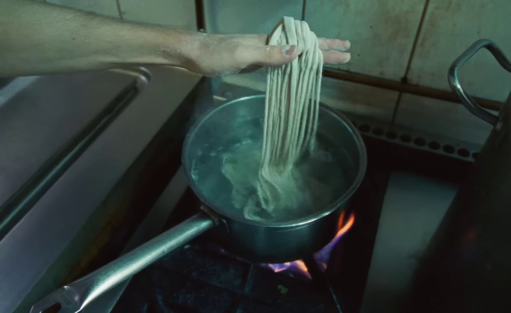 LIMPORTANCEDUVIDE (2024) —  shot,  lighting