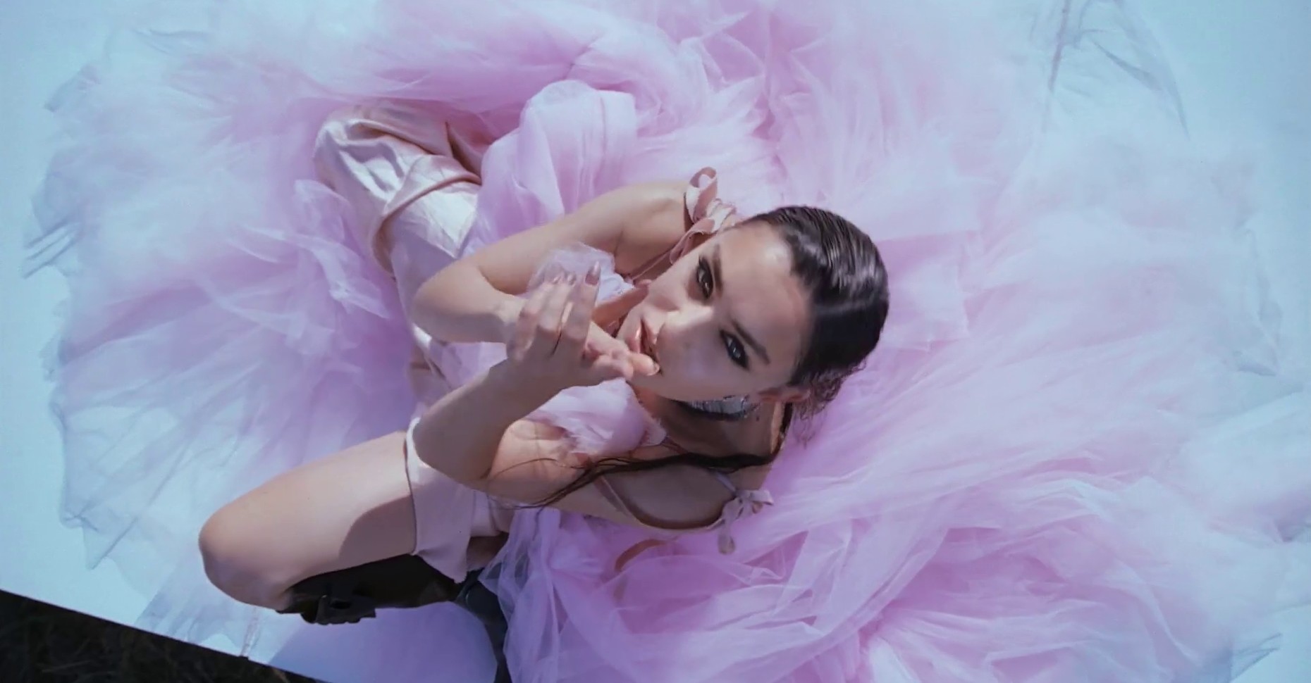 White Mercedes (2019) —  shot,  lighting