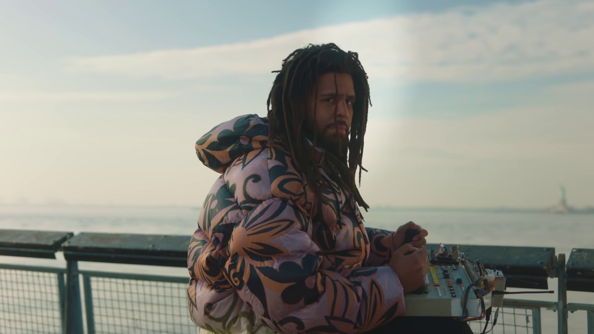 a m a r i (2021) —  shot,  lighting