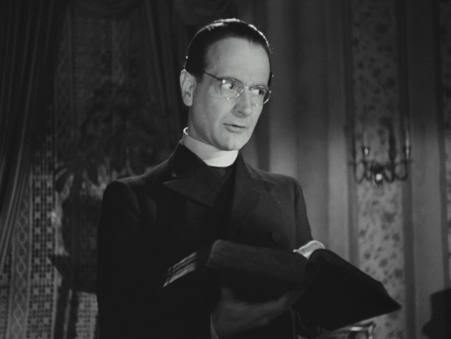 The Murderer Lives at Number 21 (1942) —  shot,  lighting