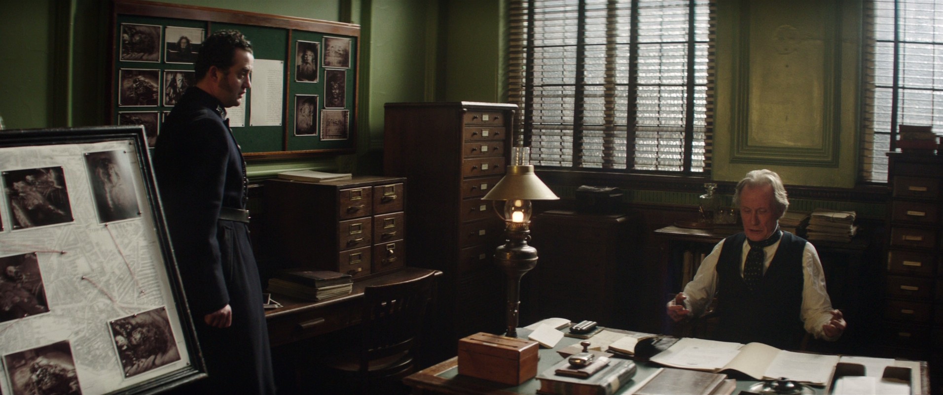 The Limehouse Golem (2016) —  shot,  lighting