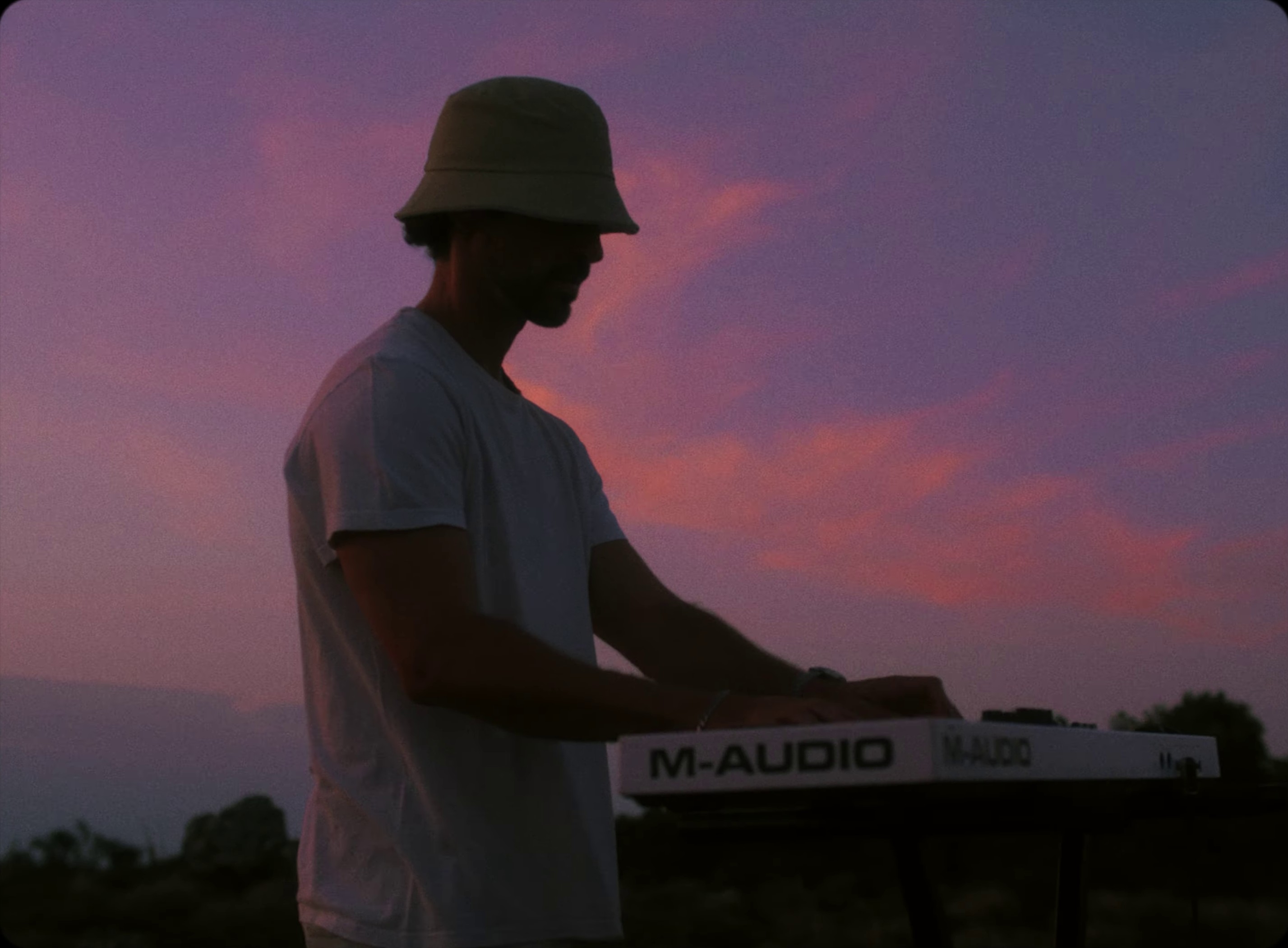 DEUS ALGORITMO (2024) —  shot,  lighting