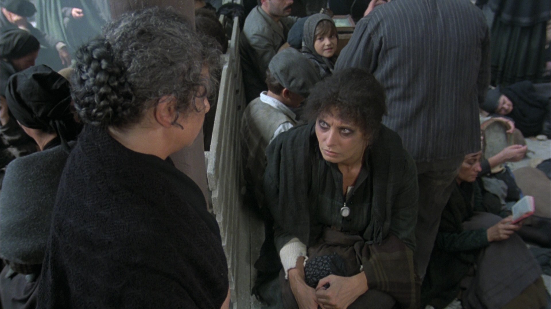 Fatto di sangue fra due uomini per causa di una vedova. Si sospettano moventi politici (1978) —  shot,  lighting