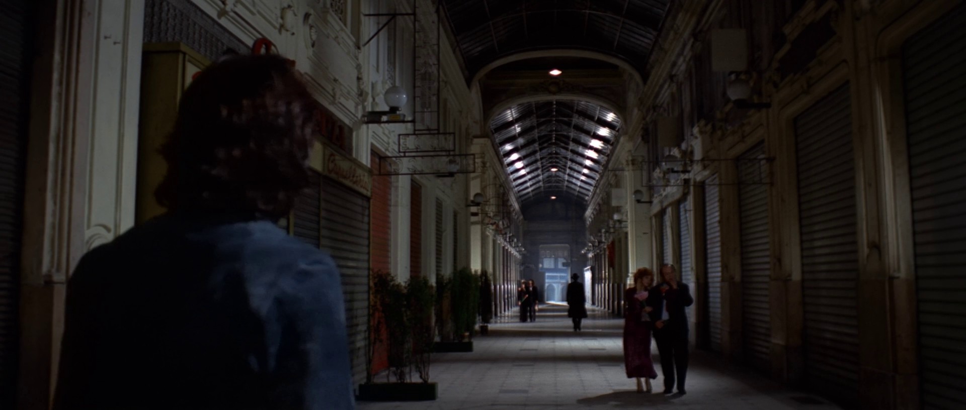 Four Flies on Grey Velvet (1971) —  shot,  lighting