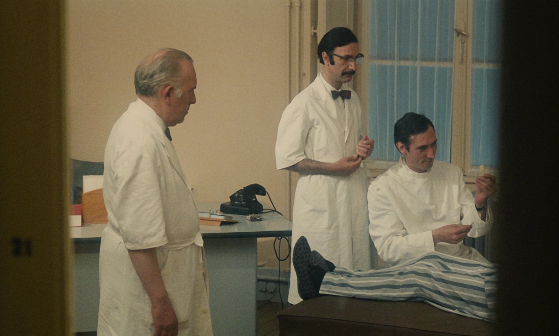 Les vécés étaient fermés de l'intérieur (1976) —  shot,  lighting