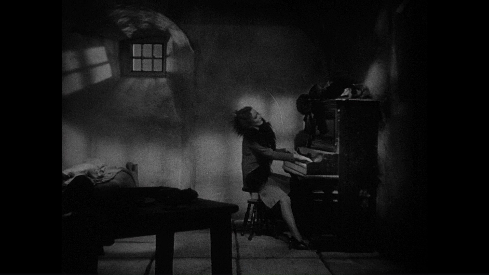 Dishonored (1931) —  shot,  lighting