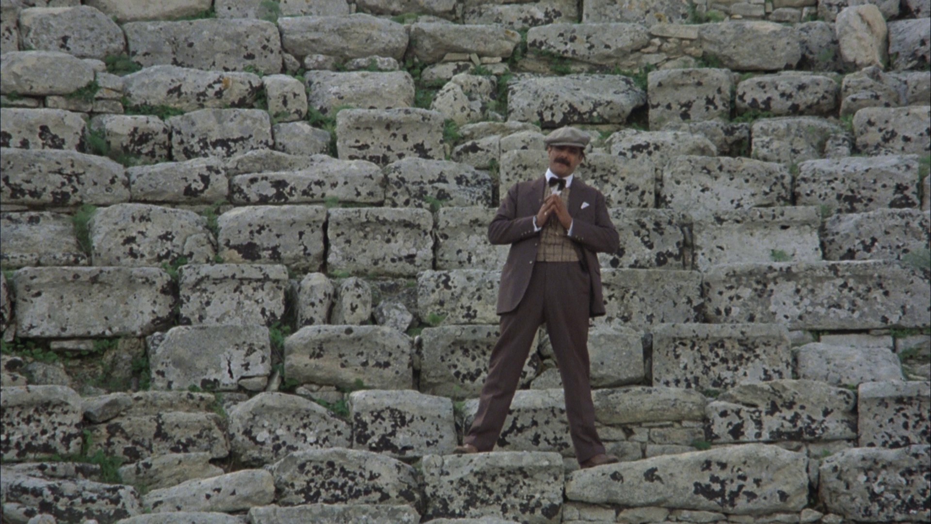 Fatto di sangue fra due uomini per causa di una vedova. Si sospettano moventi politici (1978) —  shot,  lighting